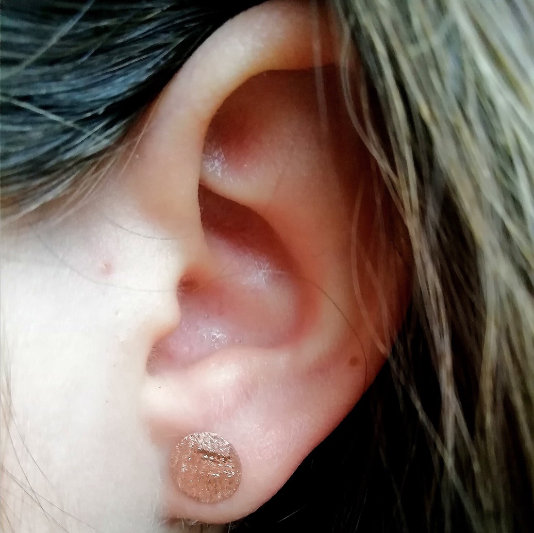 Cercei minimaliști cu mini cercuri din cupru - bijuterii - cercei hoops - Artynos.ro Cercei minimaliști cu mini cercuri din cupru - bijuterii - cercei hoops - Artynos.ro