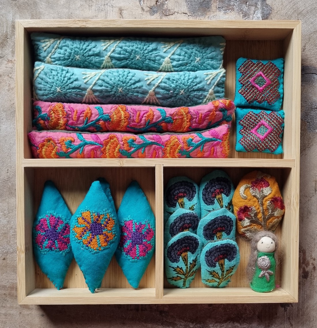 Floare în mijlocul lumii ( cuvertură textilă pentru copii ) - jucării și echipamente pentru copii - jocuri de gândire - curcubeu montessori, jocuri waldorf - Artynos.ro