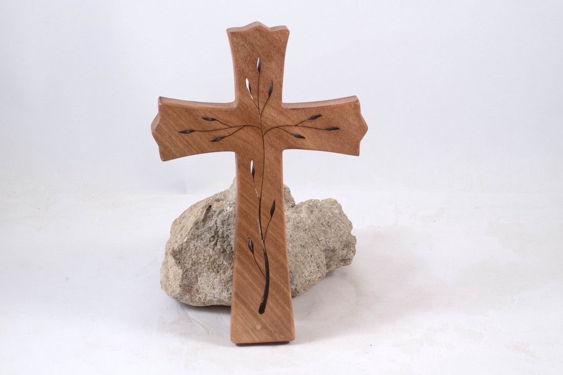 Cruce din lemn modelată, cruce de perete - - Artynos.ro Cruce din lemn modelată, cruce de perete - - Artynos.ro