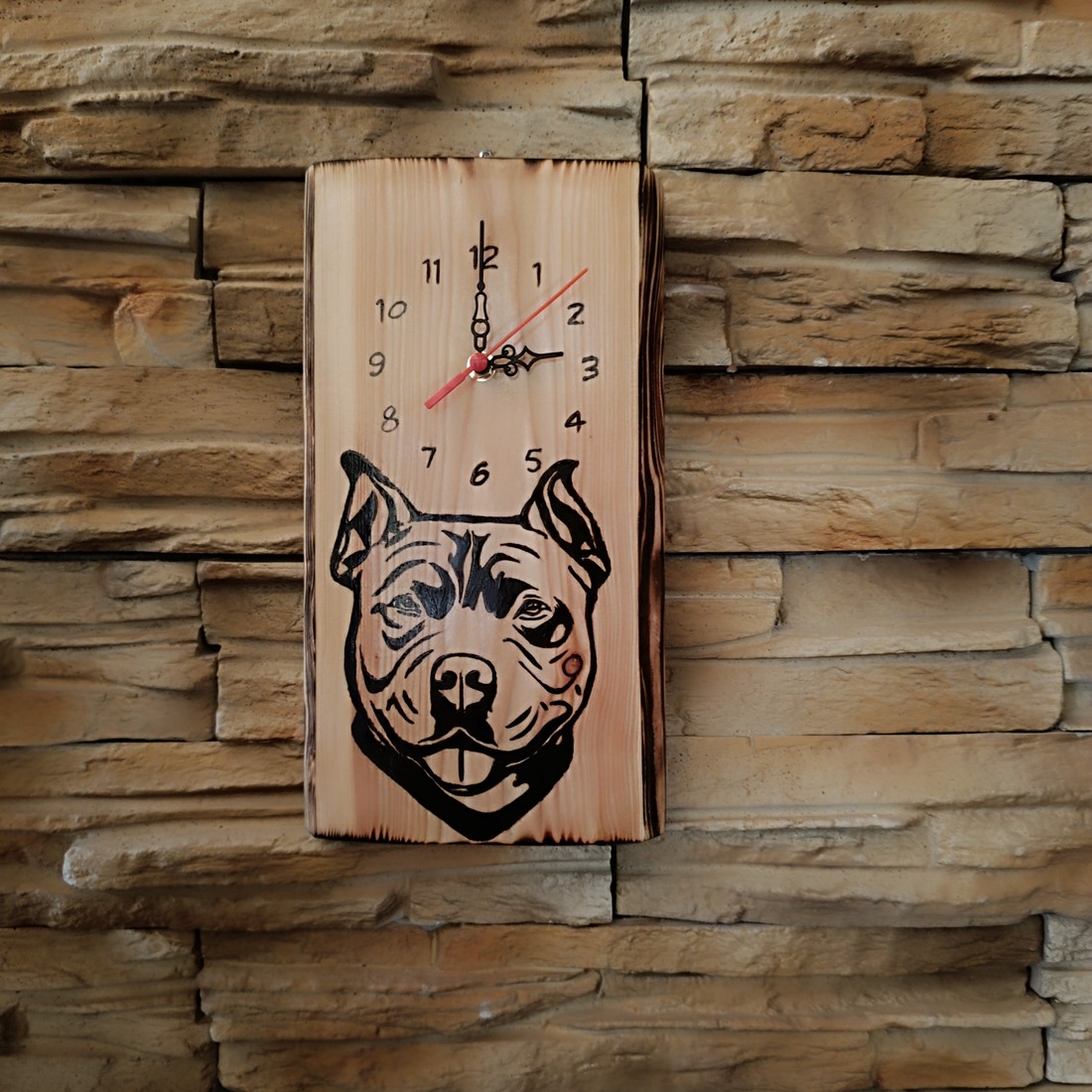 Ceas de perete din lemn cu câine pit bull - - Artynos.ro Ceas de perete din lemn cu câine pit bull - - Artynos.ro