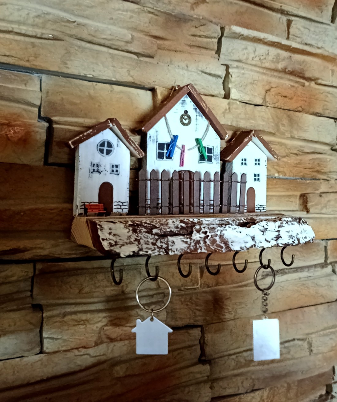 Suport pentru chei în formă de casă, cu raft rustic din lemn - casă & stil de viață - decorațiuni de casă - decorațiuni de pereți - suport pentru chei - Artynos.ro