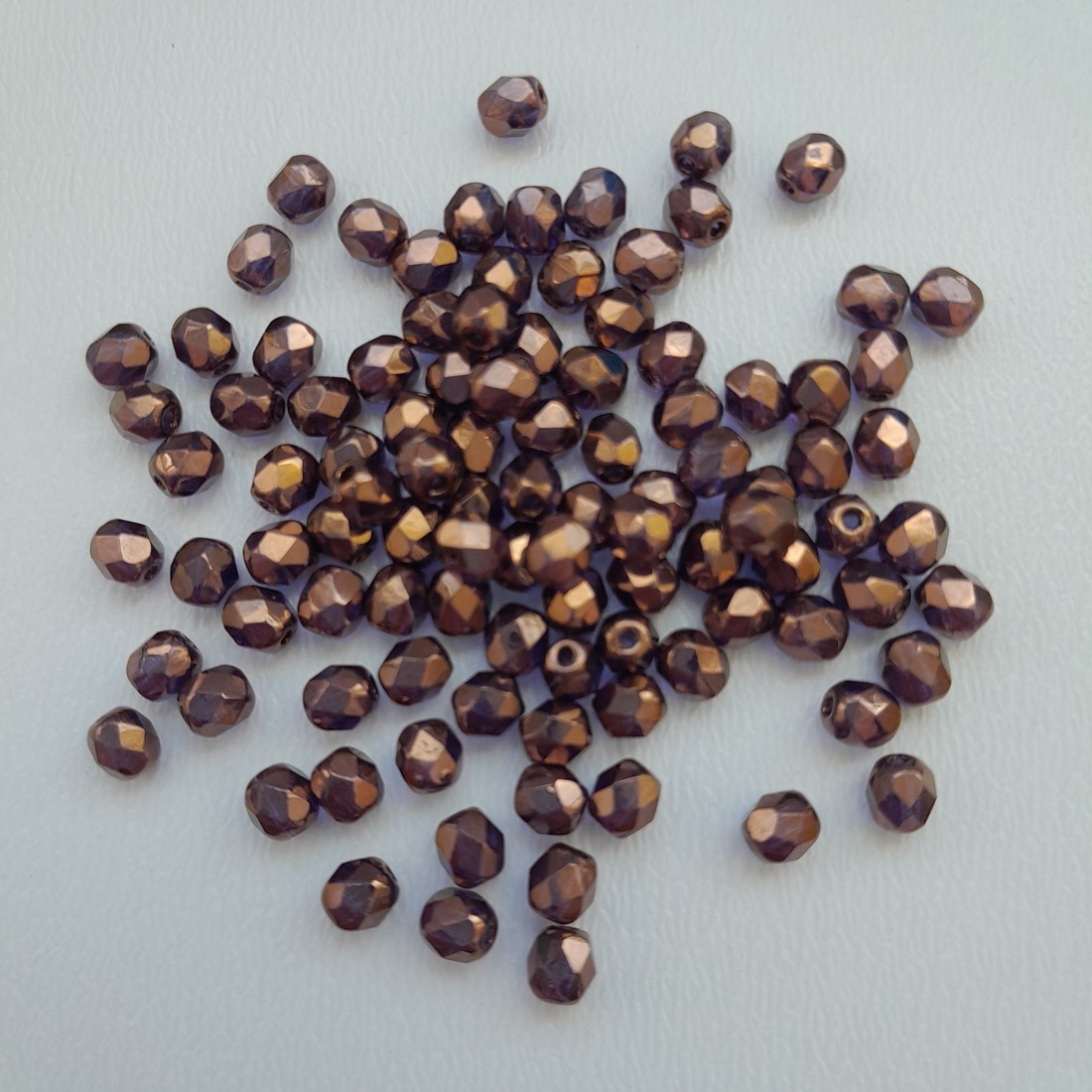 Mărgele cehe din sticlă lustruită - 4mm - 100 buc / pachet - maro închis strălucitor - - Artynos.ro Mărgele cehe din sticlă lustruită - 4mm - 100 buc / pachet - maro închis strălucitor - - Artynos.ro