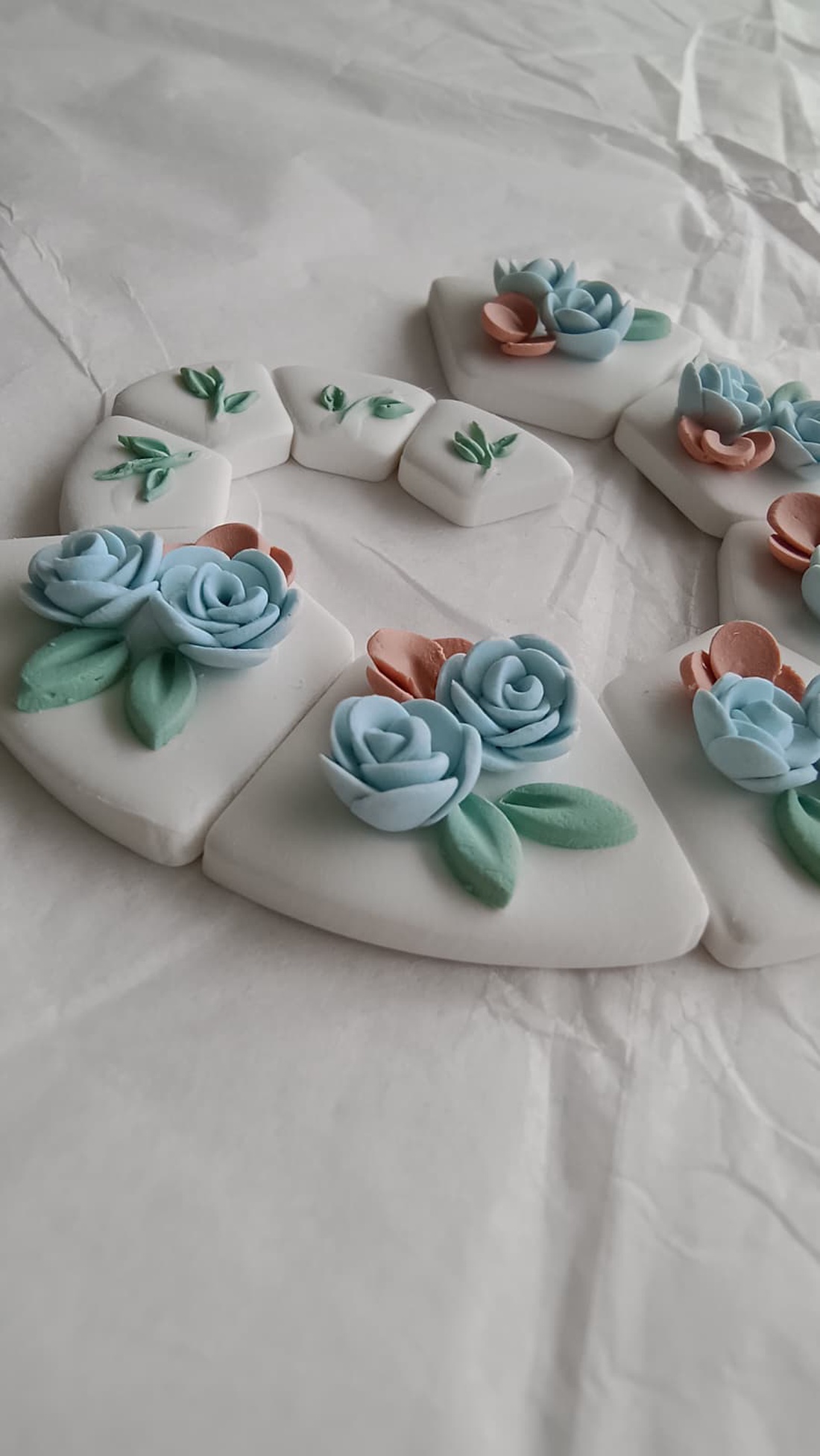 Cercei florali - lucrati manual din lut polimeric si fundita metalica aurie - bijuterii - cercei - cercei cu figurine - Artynos.ro