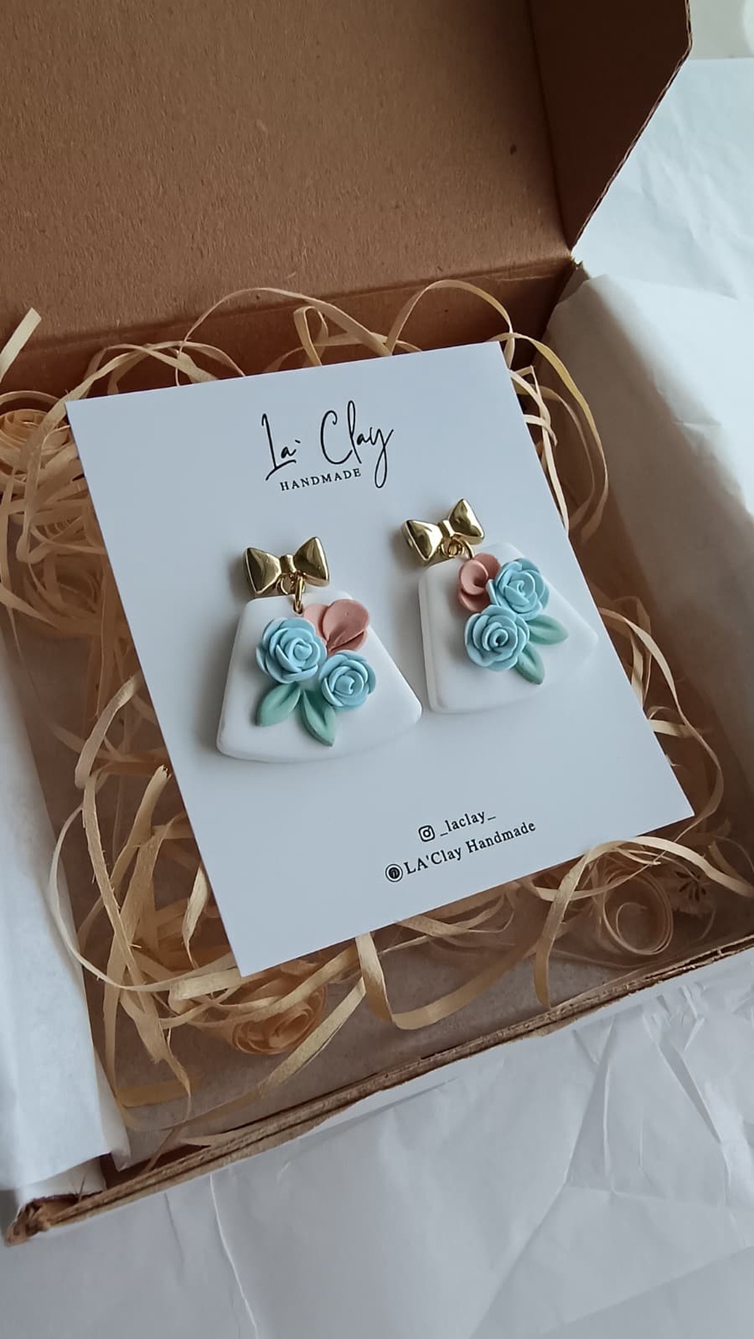 Cercei florali - lucrati manual din lut polimeric si fundita metalica aurie - bijuterii - cercei - cercei cu figurine - Artynos.ro