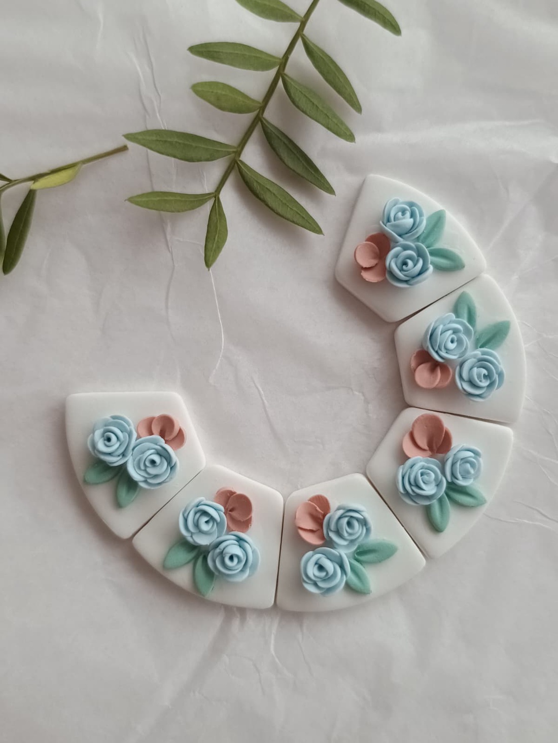 Cercei florali - lucrati manual din lut polimeric si fundita metalica aurie - bijuterii - cercei - cercei cu figurine - Artynos.ro