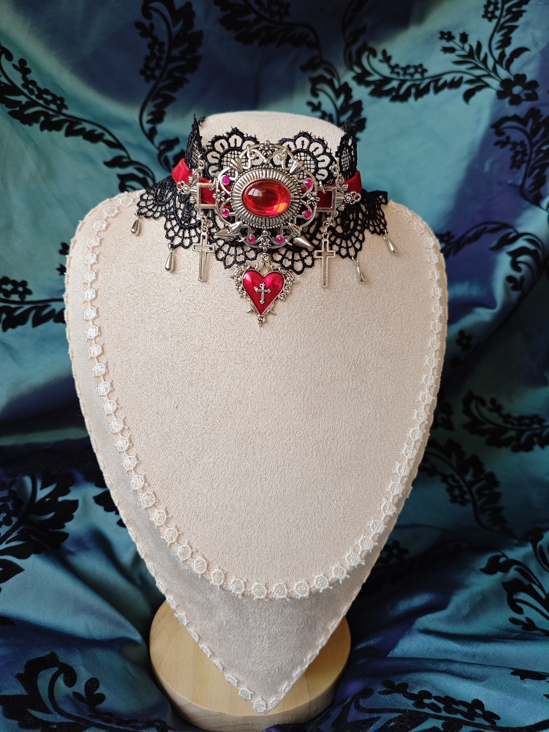 Choker dantela, catifea si piese metalice stil victorian gothic rosu si negru - bijuterii - coliere - chockere - Artynos.ro