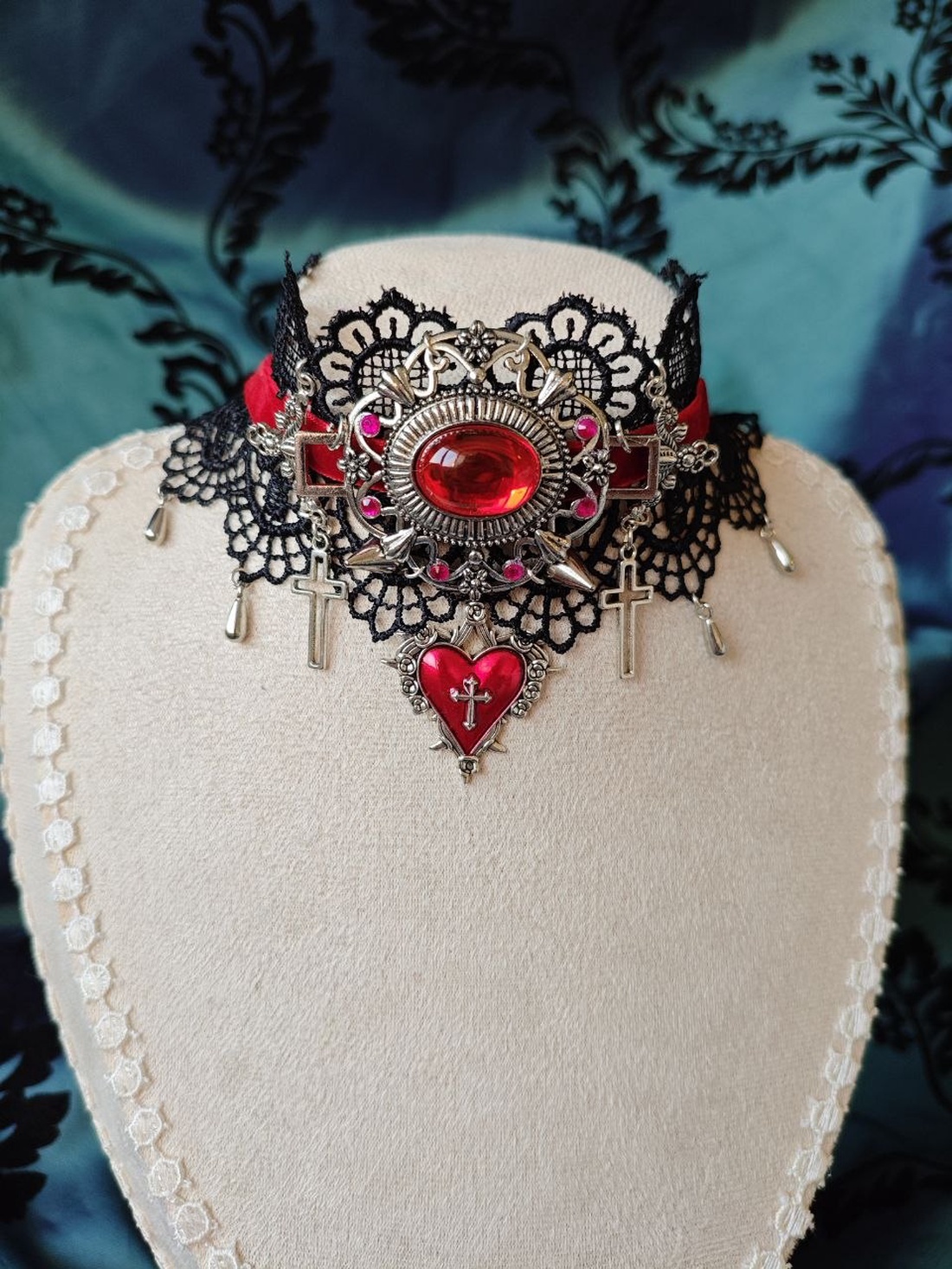Choker dantela, catifea si piese metalice stil victorian gothic rosu si negru - bijuterii - coliere - chockere - Artynos.ro