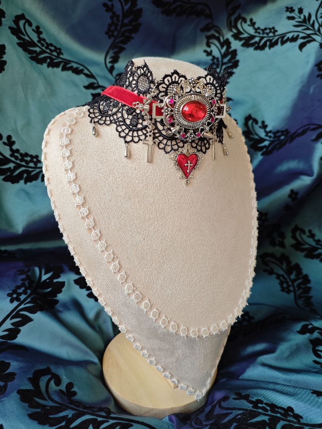 Choker dantela, catifea si piese metalice stil victorian gothic rosu si negru - bijuterii - coliere - chockere - Artynos.ro