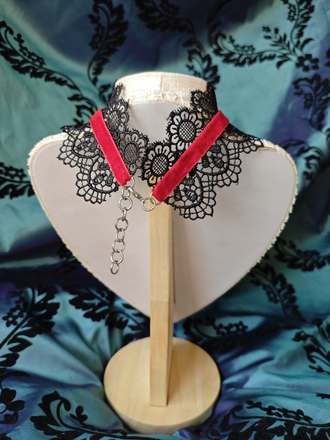 Choker dantela, catifea si piese metalice stil victorian gothic rosu si negru - bijuterii - coliere - chockere - Artynos.ro