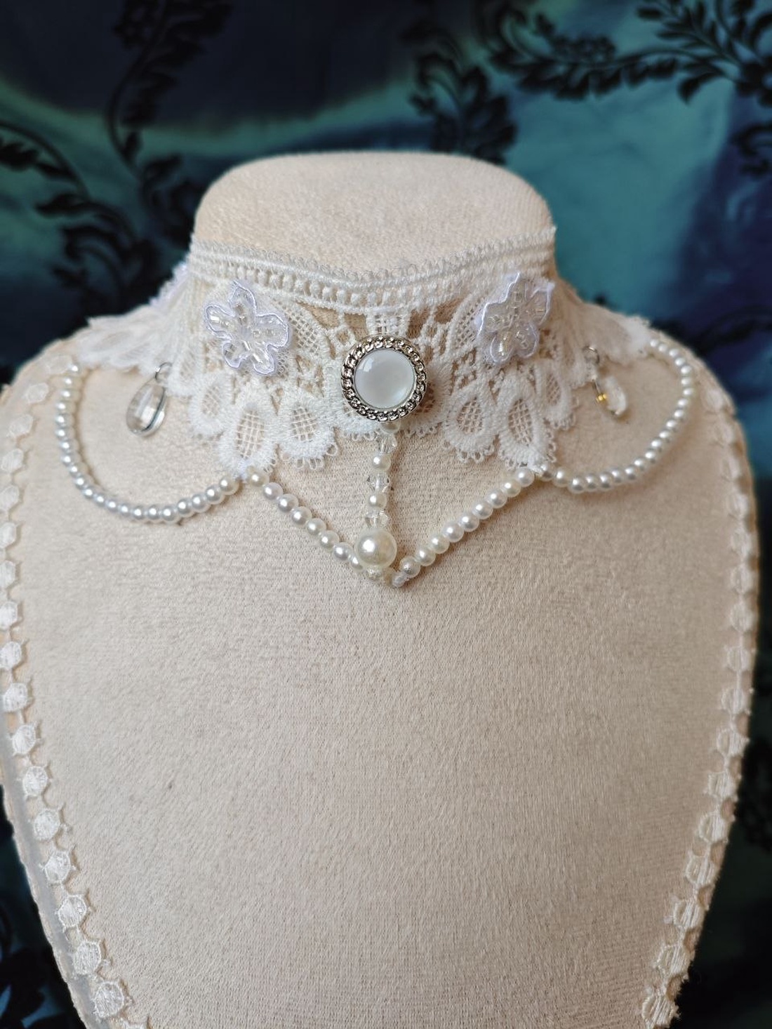 Choker alb dantela mireasa cu margele de sticla si perle false  - accesorii nuntă - bijuterii mireasă - colier mireasă - Artynos.ro