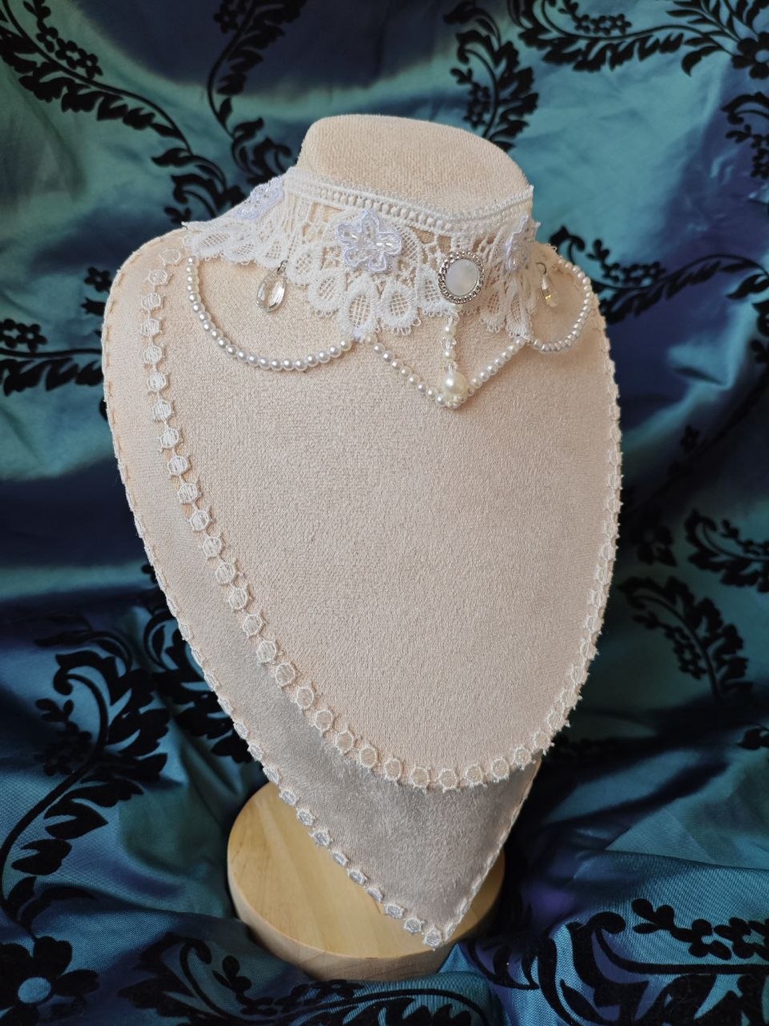 Choker alb dantela mireasa cu margele de sticla si perle false  - accesorii nuntă - bijuterii mireasă - colier mireasă - Artynos.ro