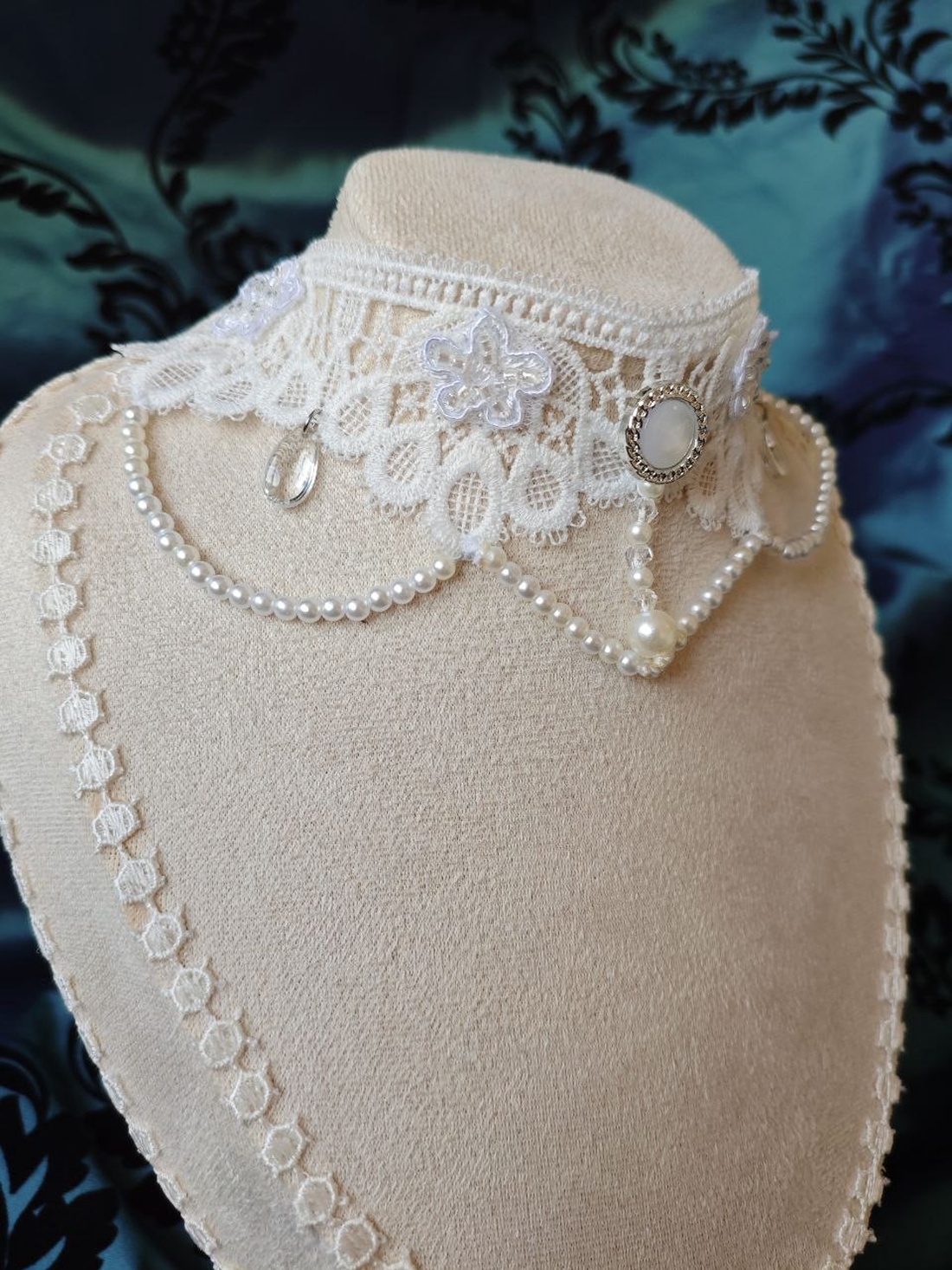 Choker alb dantela mireasa cu margele de sticla si perle false  - accesorii nuntă - bijuterii mireasă - colier mireasă - Artynos.ro