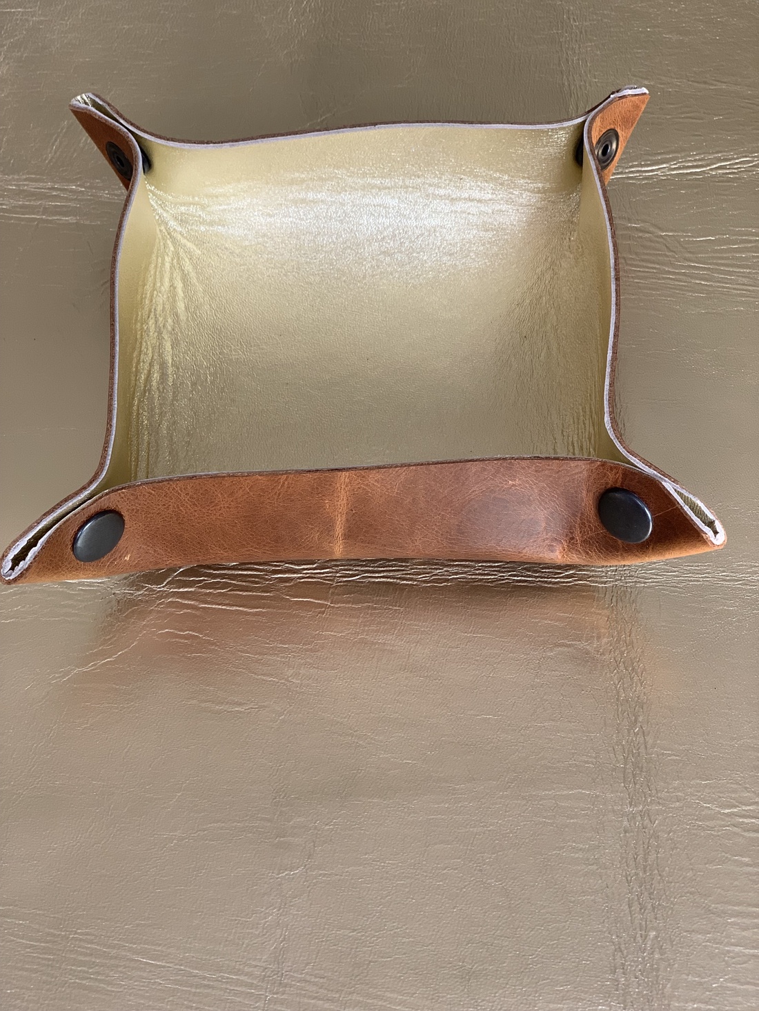 Cosuri handmade din piele naturala de lux, maro cu auriu - casă & stil de viață - accesorii pentru decorat casa - decorațiuni de masă și decorațiuni pentru rafturi - cutii decor, cutii de suveniruri - Artynos.ro Cosuri handmade din piele naturala de lux, maro cu auriu - casă & stil de viață - accesorii pentru decorat casa - decorațiuni de masă și decorațiuni pentru rafturi - cutii decor, cutii de suveniruri - Artynos.ro