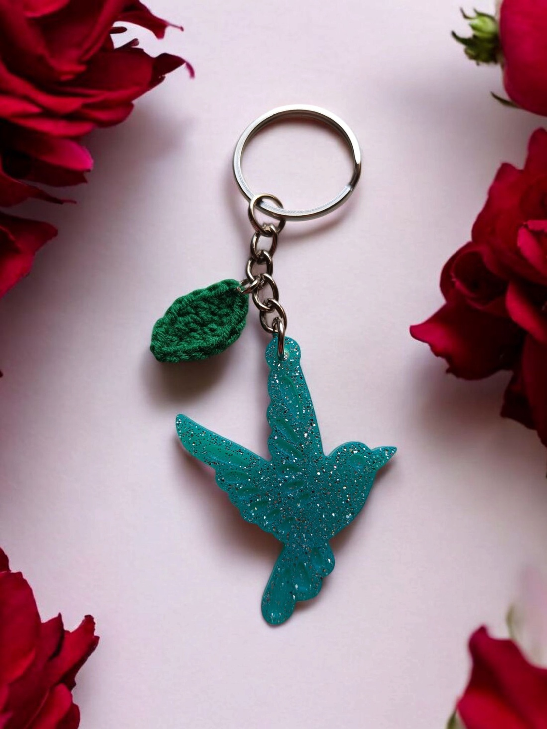 Breloc Păsărică Turcoaz - Vibes de vacanță și libertate - geantă și husă - accesorii genți - breloc - Artynos.ro Breloc Păsărică Turcoaz - Vibes de vacanță și libertate - geantă și husă - accesorii genți - breloc - Artynos.ro