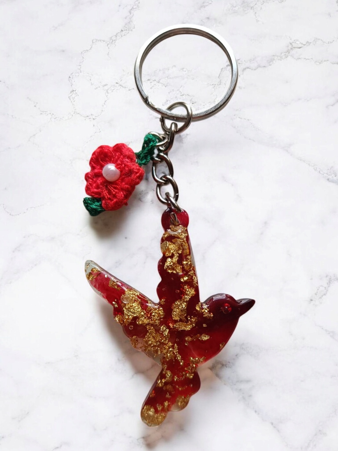Breloc Păsărică Rubin - Strălucire Regală și Curaj - geantă și husă - accesorii genți - breloc - Artynos.ro Breloc Păsărică Rubin - Strălucire Regală și Curaj - geantă și husă - accesorii genți - breloc - Artynos.ro