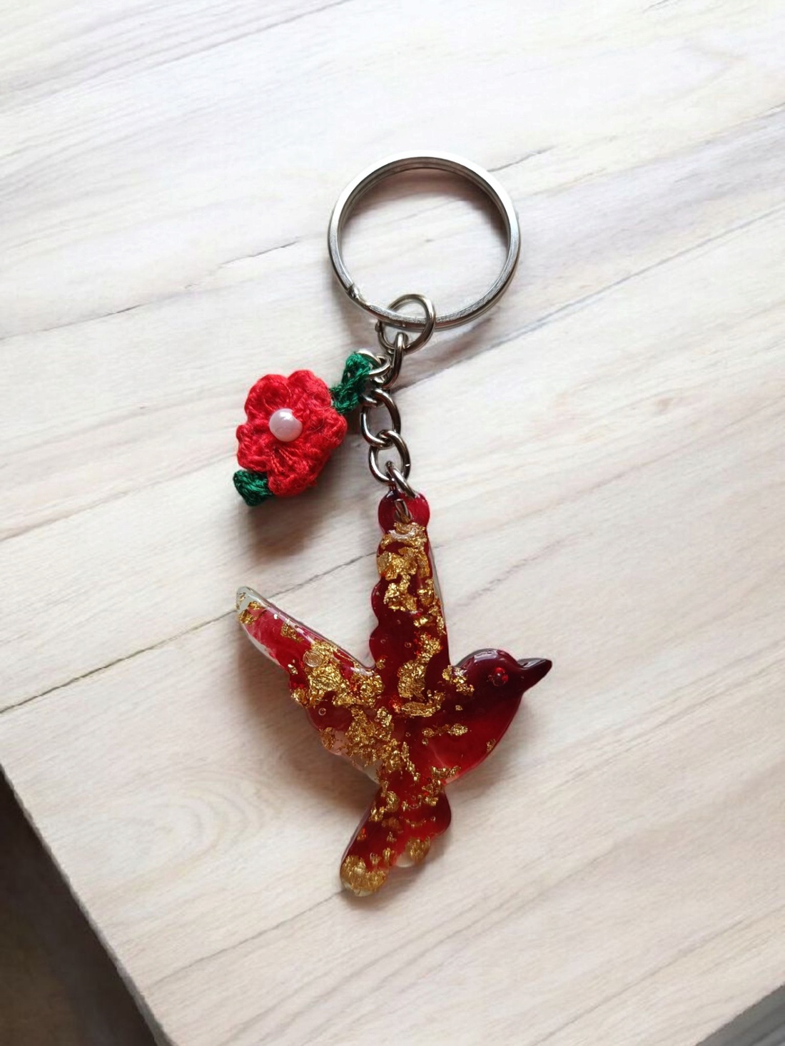 Breloc Păsărică Rubin - Strălucire Regală și Curaj - geantă și husă - accesorii genți - breloc - Artynos.ro Breloc Păsărică Rubin - Strălucire Regală și Curaj - geantă și husă - accesorii genți - breloc - Artynos.ro