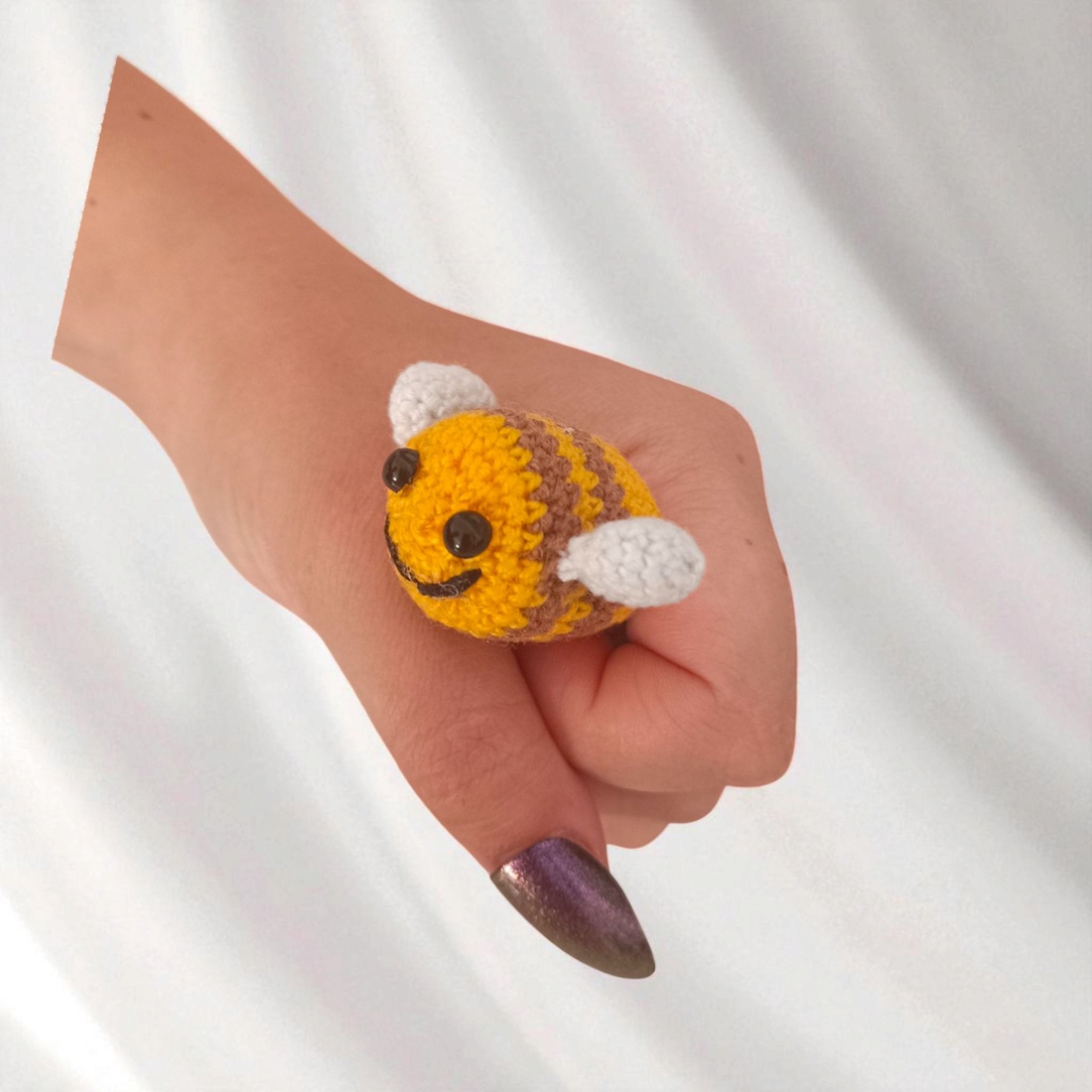 Set 3 albinuțe croșetate cu zâmbet - geantă și husă - accesorii genți - breloc - Artynos.ro Set 3 albinuțe croșetate cu zâmbet - geantă și husă - accesorii genți - breloc - Artynos.ro