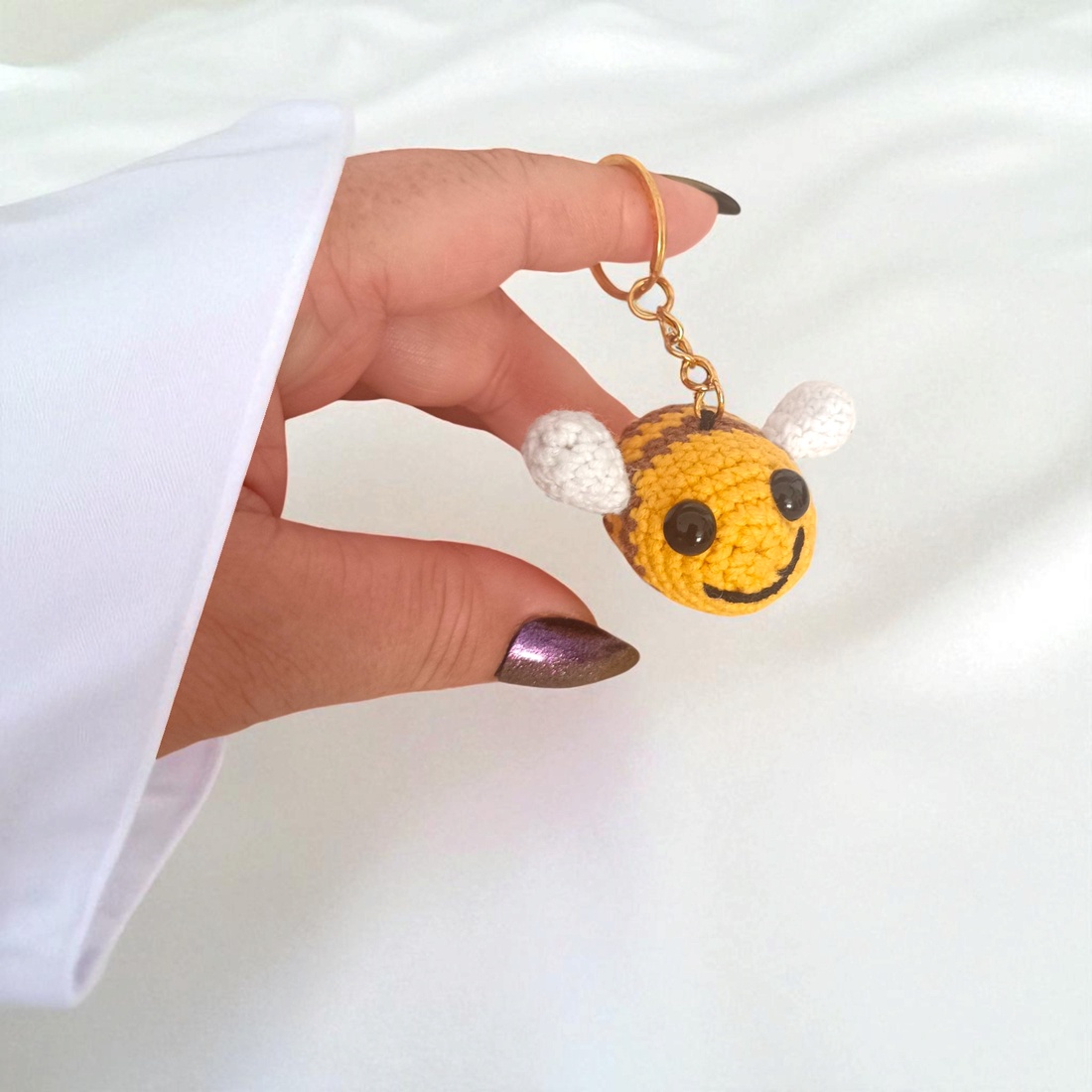 Set 3 albinuțe croșetate cu zâmbet - geantă și husă - accesorii genți - breloc - Artynos.ro Set 3 albinuțe croșetate cu zâmbet - geantă și husă - accesorii genți - breloc - Artynos.ro