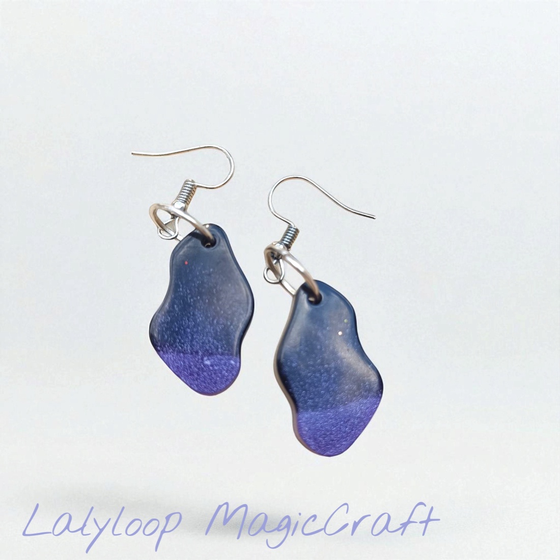 Cercei handmade din rășină model Galaxie Violetă - bijuterii - cercei - cercei agățați - Artynos.ro Cercei handmade din rășină model Galaxie Violetă - bijuterii - cercei - cercei agățați - Artynos.ro
