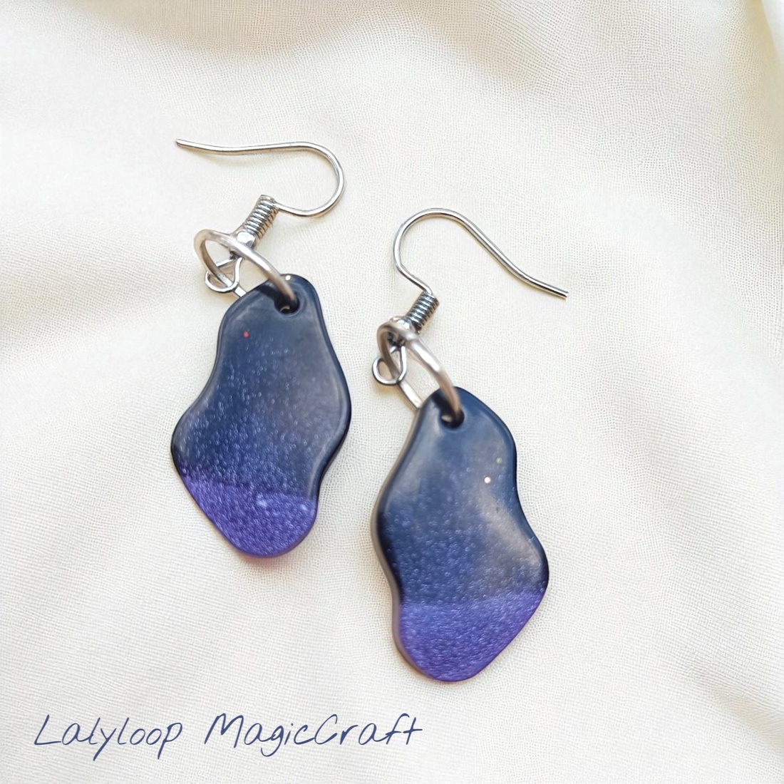 Cercei handmade din rășină model Galaxie Violetă - bijuterii - cercei - cercei agățați - Artynos.ro Cercei handmade din rășină model Galaxie Violetă - bijuterii - cercei - cercei agățați - Artynos.ro