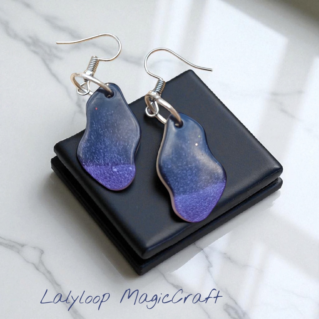 Cercei handmade din rășină model Galaxie Violetă - bijuterii - cercei - cercei agățați - Artynos.ro Cercei handmade din rășină model Galaxie Violetă - bijuterii - cercei - cercei agățați - Artynos.ro