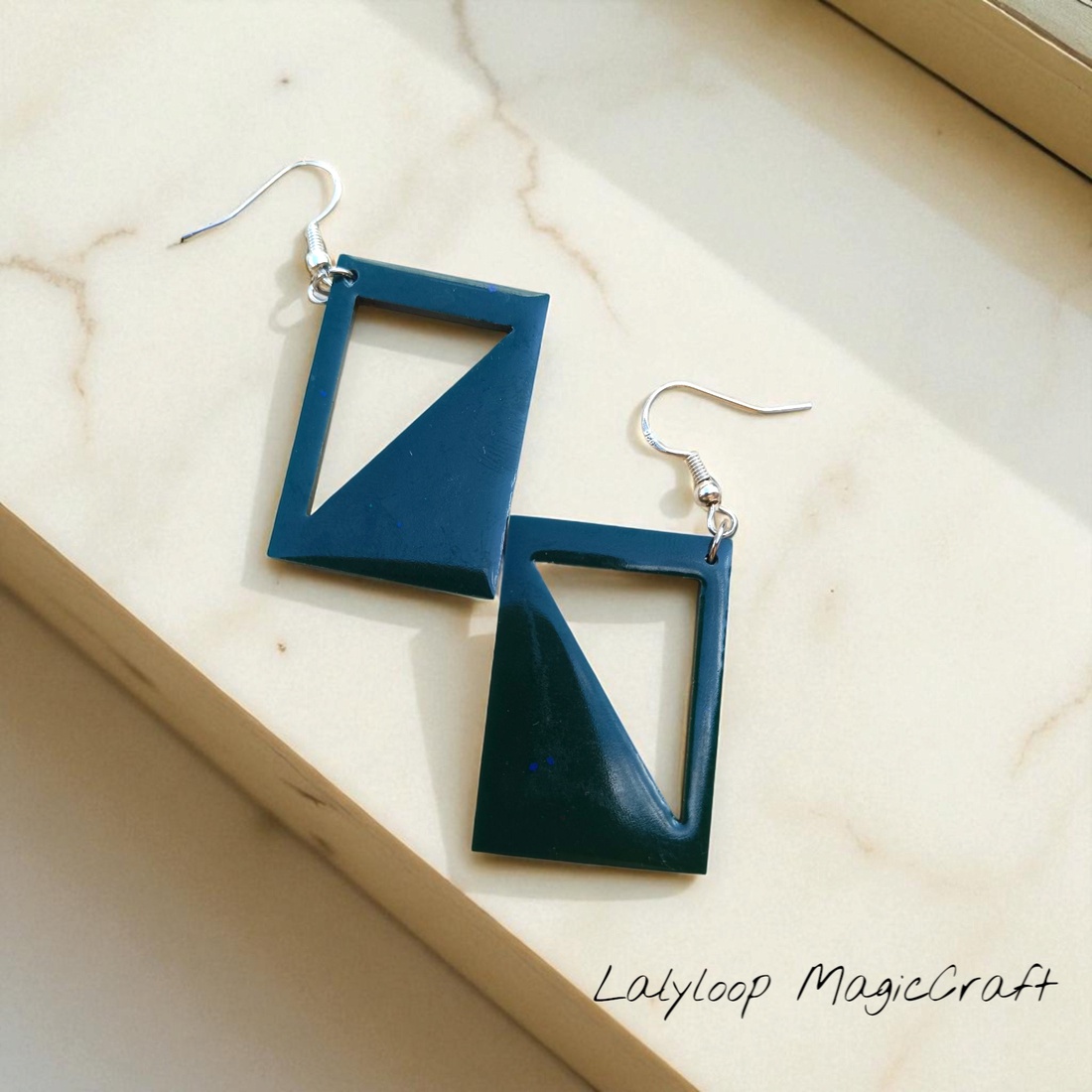 Cercei handmade din rășină model Verde Geometric - bijuterii - cercei - cercei agățați - Artynos.ro Cercei handmade din rășină model Verde Geometric - bijuterii - cercei - cercei agățați - Artynos.ro