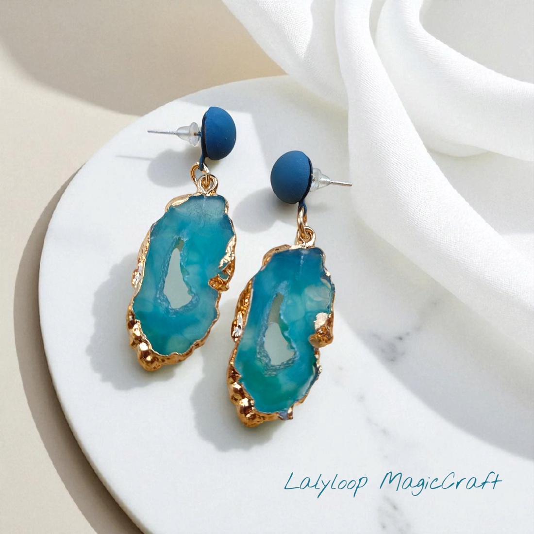Cercei handmade din rășină model Laguna Albastră - bijuterii - cercei - cercei cu buline - Artynos.ro Cercei handmade din rășină model Laguna Albastră - bijuterii - cercei - cercei cu buline - Artynos.ro