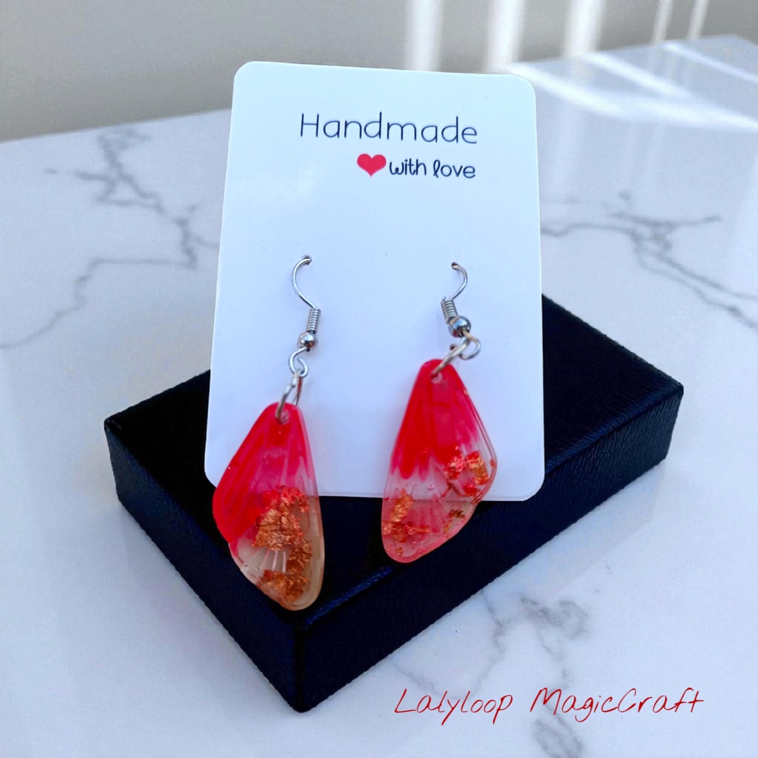 Cercei handmade din rășină model Petală de foc - bijuterii - cercei - cercei agățați - Artynos.ro Cercei handmade din rășină model Petală de foc - bijuterii - cercei - cercei agățați - Artynos.ro