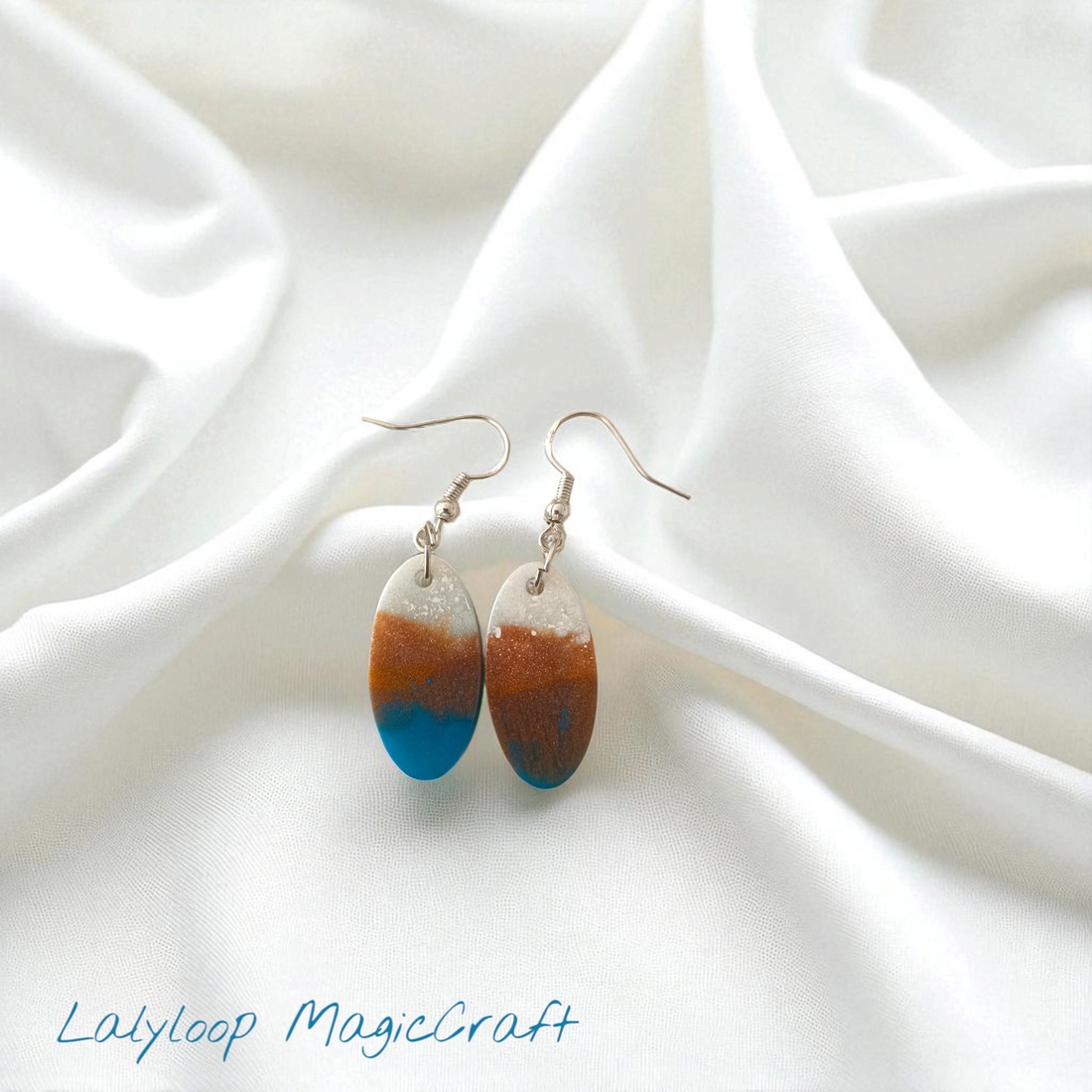 Cercei handmade din rășină Apus de Mare degrade oceanic - bijuterii - cercei - cercei agățați - Artynos.ro Cercei handmade din rășină Apus de Mare degrade oceanic - bijuterii - cercei - cercei agățați - Artynos.ro