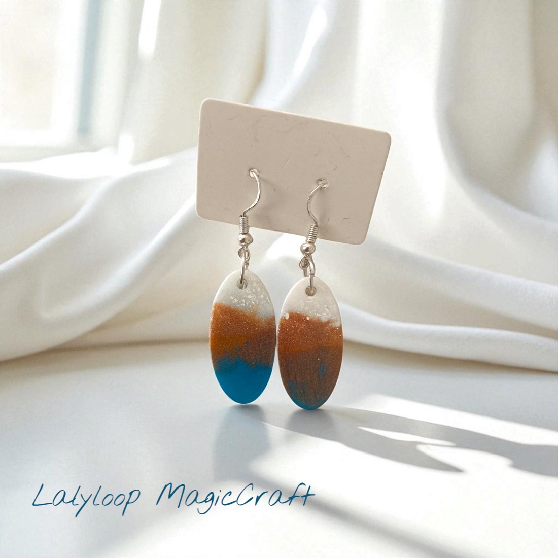 Cercei handmade din rășină Apus de Mare degrade oceanic - bijuterii - cercei - cercei agățați - Artynos.ro Cercei handmade din rășină Apus de Mare degrade oceanic - bijuterii - cercei - cercei agățați - Artynos.ro