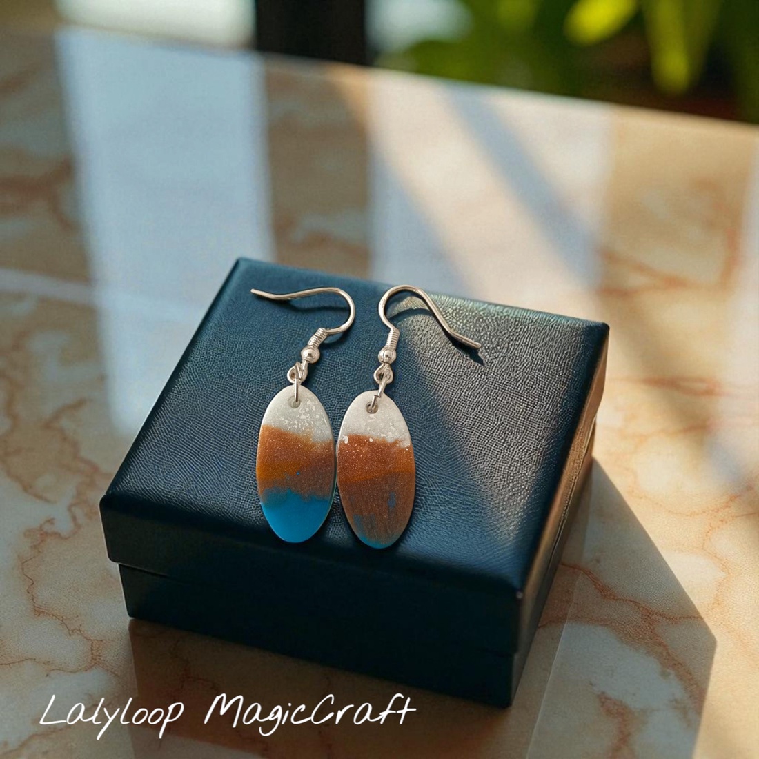 Cercei handmade din rășină Apus de Mare degrade oceanic - bijuterii - cercei - cercei agățați - Artynos.ro Cercei handmade din rășină Apus de Mare degrade oceanic - bijuterii - cercei - cercei agățați - Artynos.ro