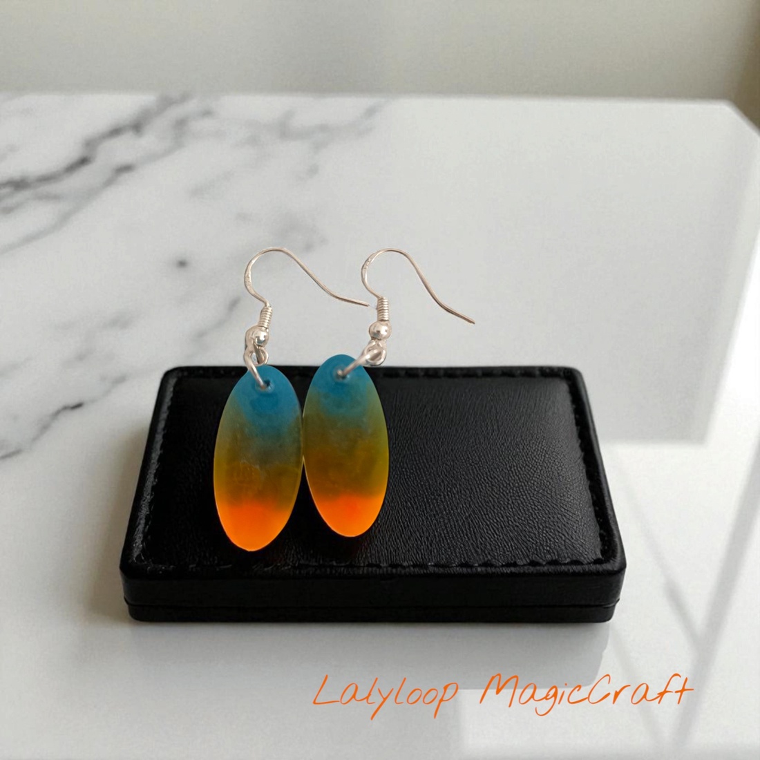 Cercei handmade din rășină model Apus de vară - bijuterii - cercei - cercei agățați - Artynos.ro Cercei handmade din rășină model Apus de vară - bijuterii - cercei - cercei agățați - Artynos.ro