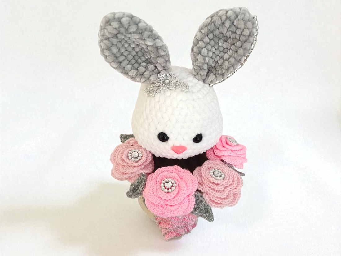 Coșuleț decorativ handmade cu iepuraș și trandafiri - Diamond Bunny Elegance -  - Artynos.ro