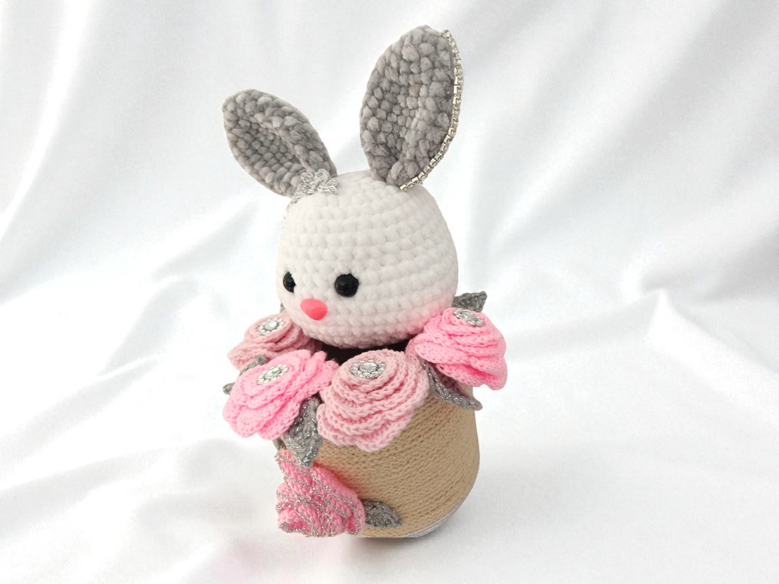 Coșuleț decorativ handmade cu iepuraș și trandafiri - Diamond Bunny Elegance -  - Artynos.ro