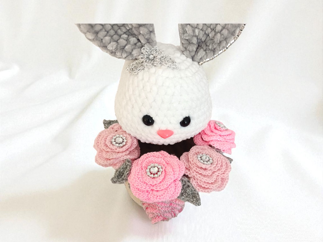 Coșuleț decorativ handmade cu iepuraș și trandafiri - Diamond Bunny Elegance -  - Artynos.ro