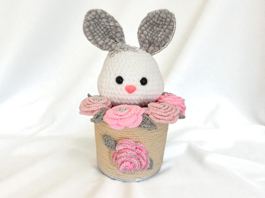 Coșuleț decorativ handmade cu iepuraș și trandafiri - Diamond Bunny Elegance -  - Artynos.ro
