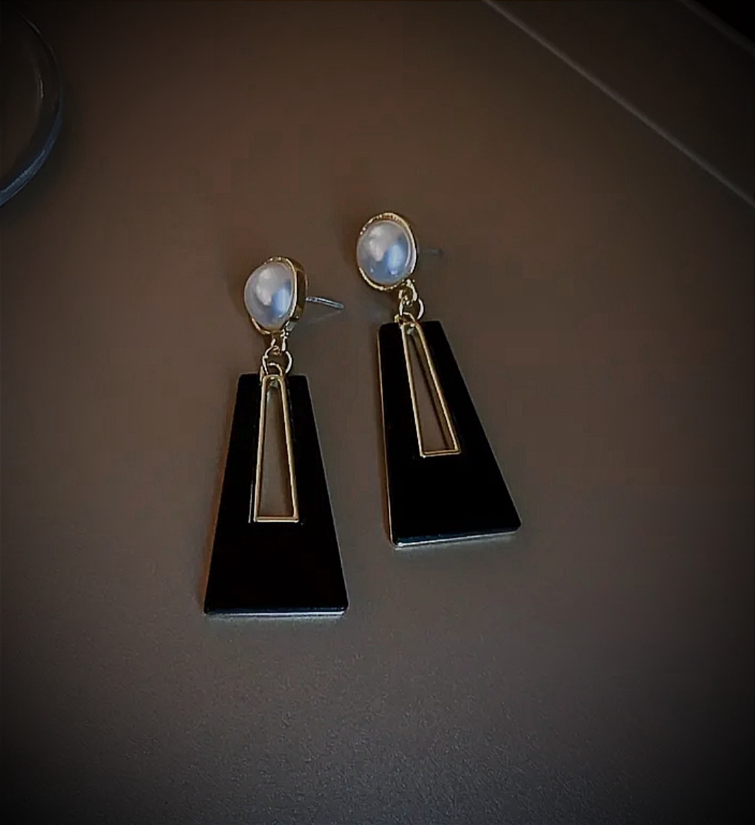 Cercei Asimetric Negru - bijuterii - cercei - Artynos.ro