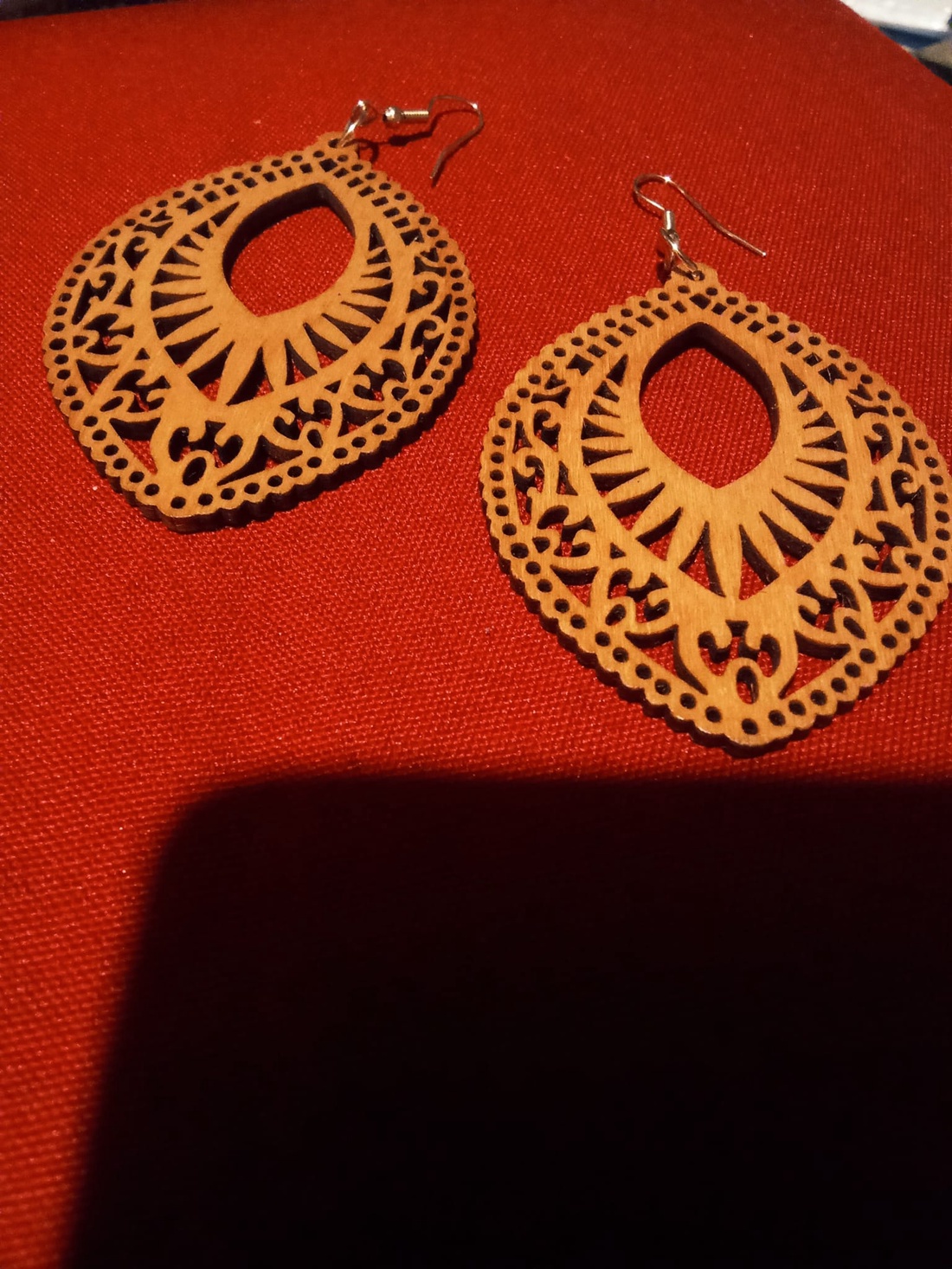 Cercei lemn cu perforatii - bijuterii - cercei - cercei din lemn - Artynos.ro
