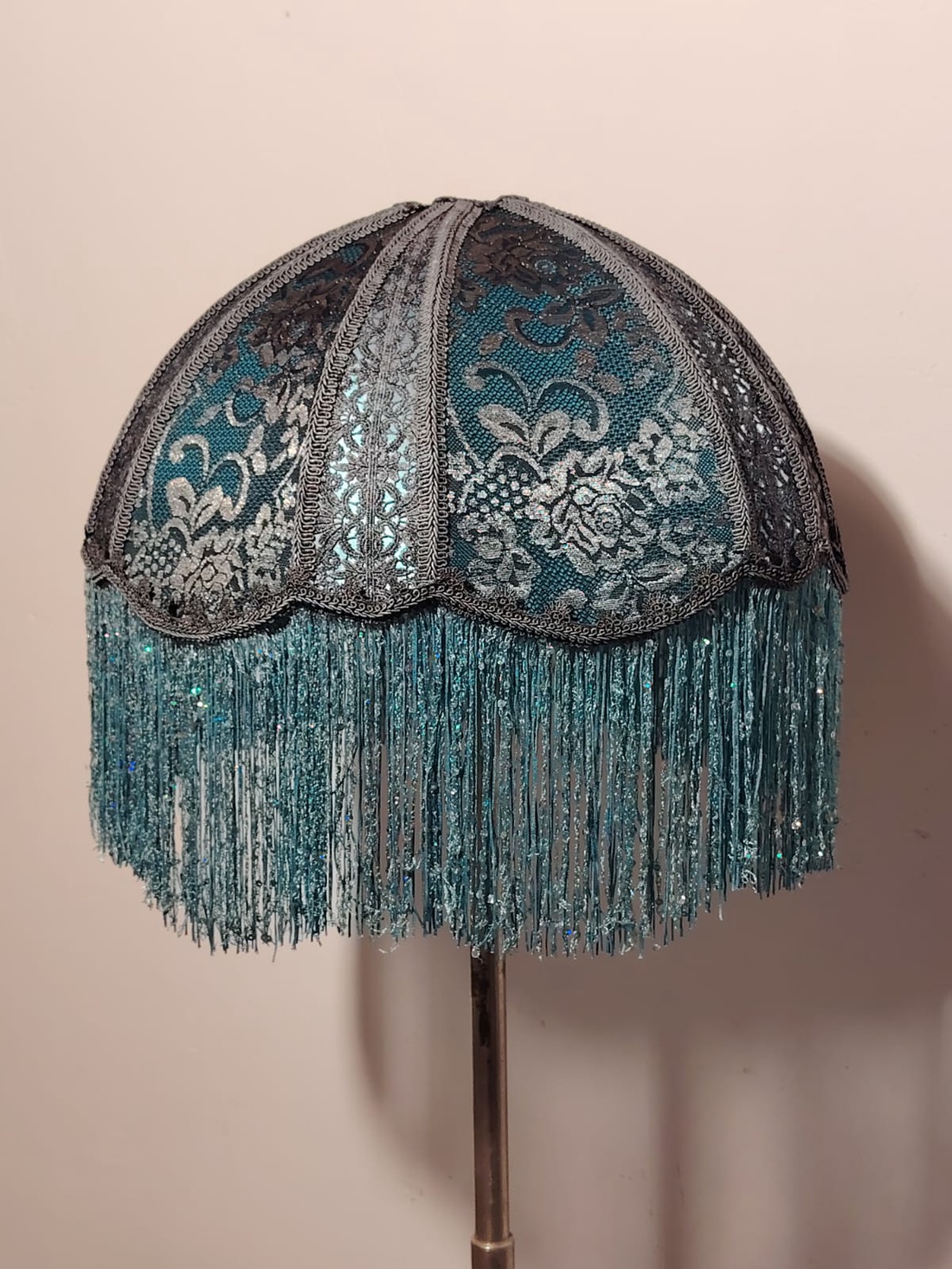 Abajur tip umbrela cusut manual - casă & stil de viață - lămpi și corpuri de iluminat - lampă de masă - Artynos.ro Abajur tip umbrela cusut manual - casă & stil de viață - lămpi și corpuri de iluminat - lampă de masă - Artynos.ro