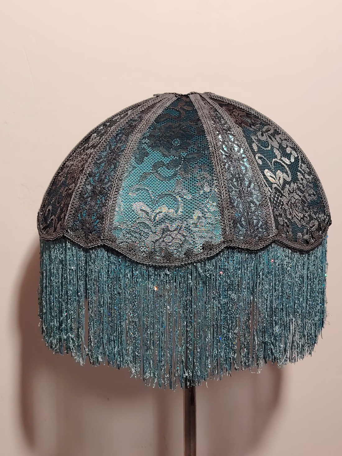 Abajur tip umbrela cusut manual - casă & stil de viață - lămpi și corpuri de iluminat - lampă de masă - Artynos.ro Abajur tip umbrela cusut manual - casă & stil de viață - lămpi și corpuri de iluminat - lampă de masă - Artynos.ro