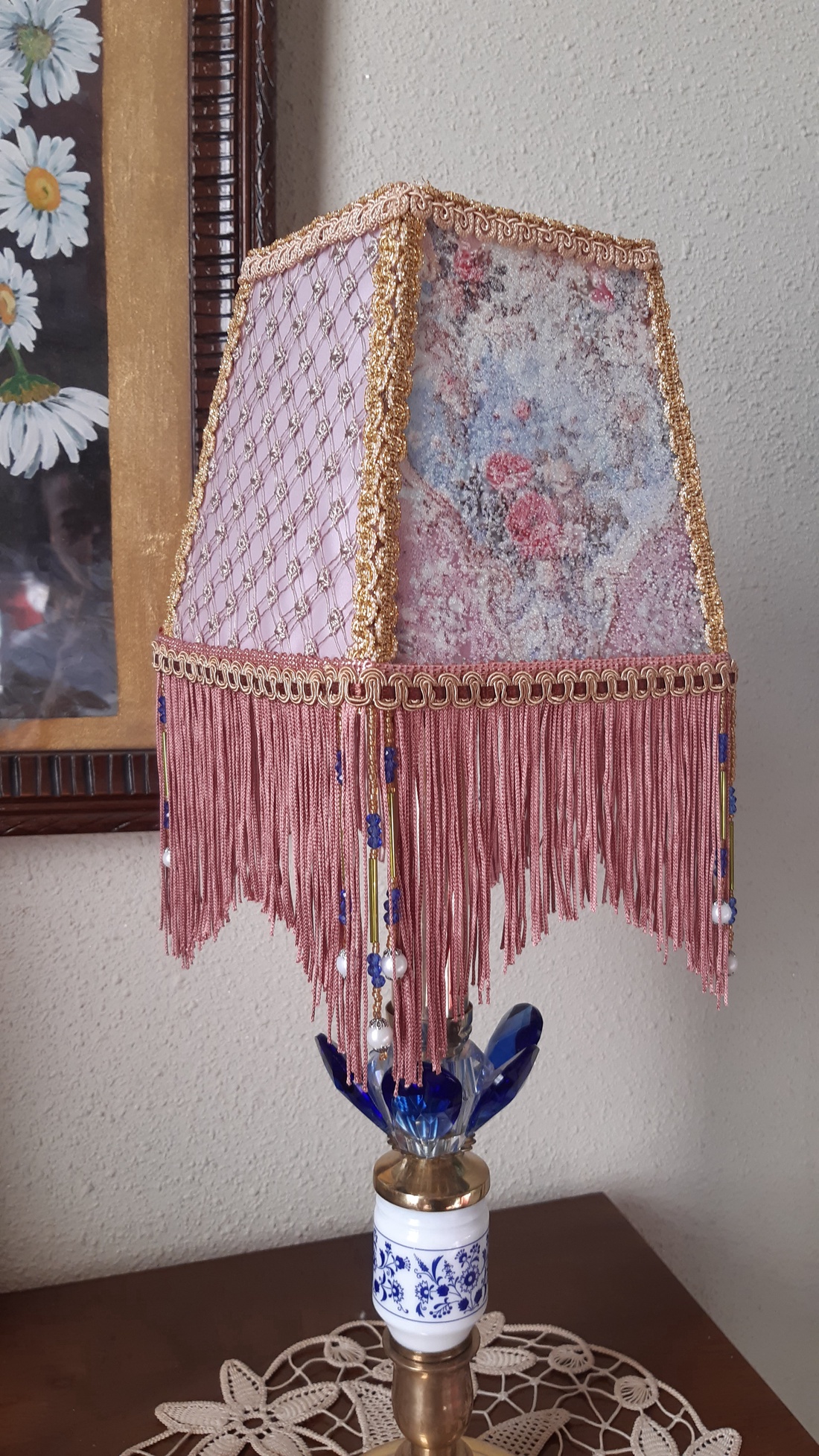 Abajur roz cusut de mana - casă & stil de viață - lămpi și corpuri de iluminat - candelabru - Artynos.ro Abajur roz cusut de mana - casă & stil de viață - lămpi și corpuri de iluminat - candelabru - Artynos.ro