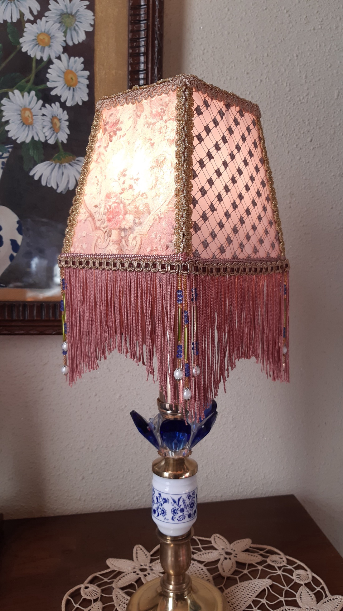 Abajur roz cusut de mana - casă & stil de viață - lămpi și corpuri de iluminat - candelabru - Artynos.ro Abajur roz cusut de mana - casă & stil de viață - lămpi și corpuri de iluminat - candelabru - Artynos.ro