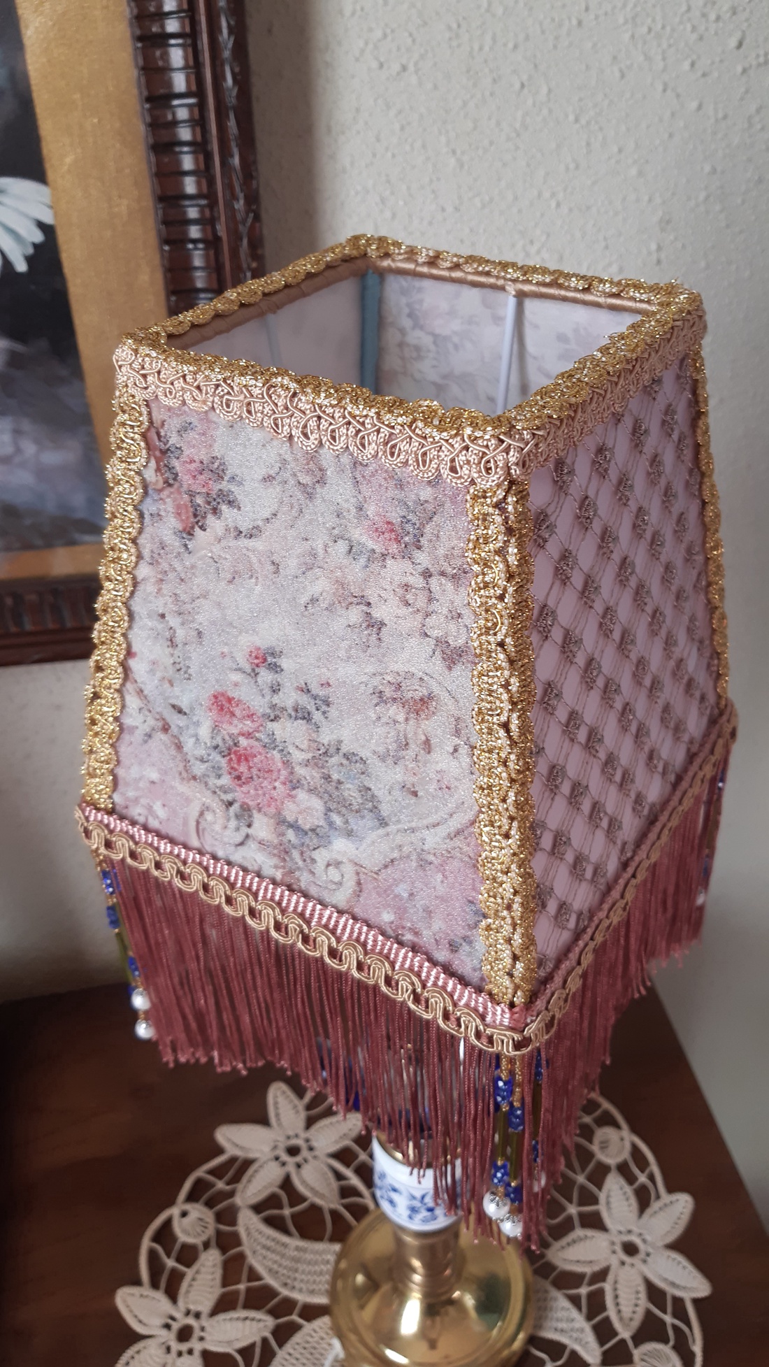 Abajur roz cusut de mana - casă & stil de viață - lămpi și corpuri de iluminat - candelabru - Artynos.ro Abajur roz cusut de mana - casă & stil de viață - lămpi și corpuri de iluminat - candelabru - Artynos.ro