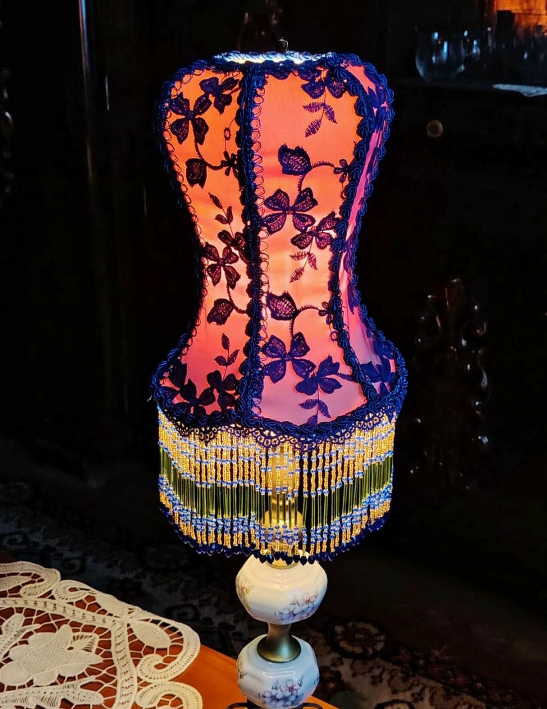 Abajur cusut de mana din dantela si franjuri de margele - casă & stil de viață - lămpi și corpuri de iluminat - lampă de ambianță - Artynos.ro