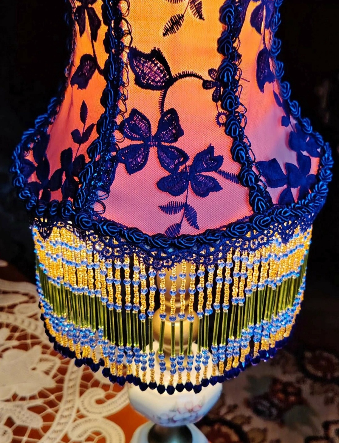 Abajur cusut de mana din dantela si franjuri de margele - casă & stil de viață - lămpi și corpuri de iluminat - lampă de ambianță - Artynos.ro