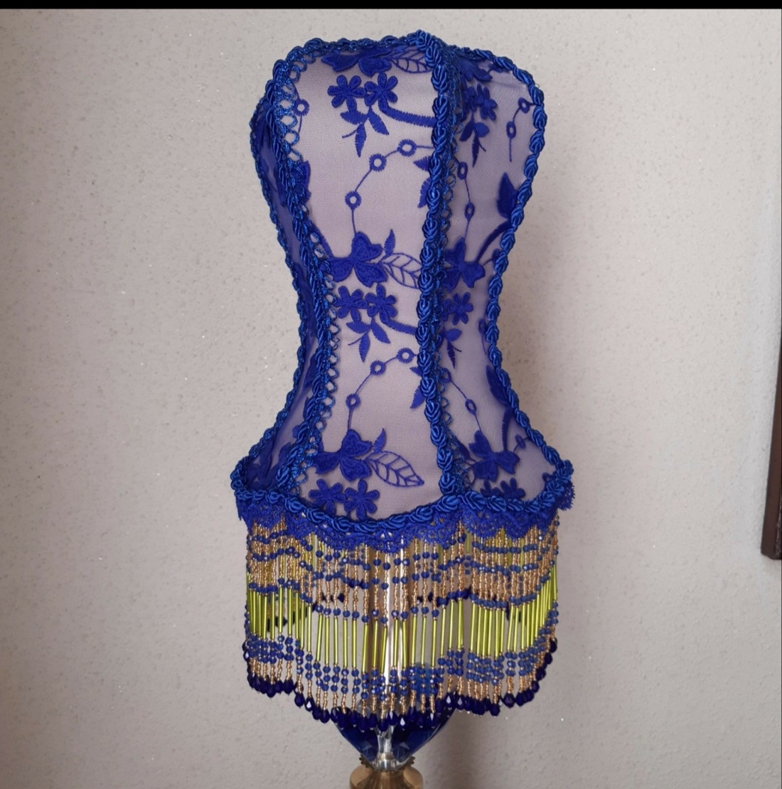 Abajur cusut de mana din dantela si franjuri de margele - casă & stil de viață - lămpi și corpuri de iluminat - lampă de ambianță - Artynos.ro