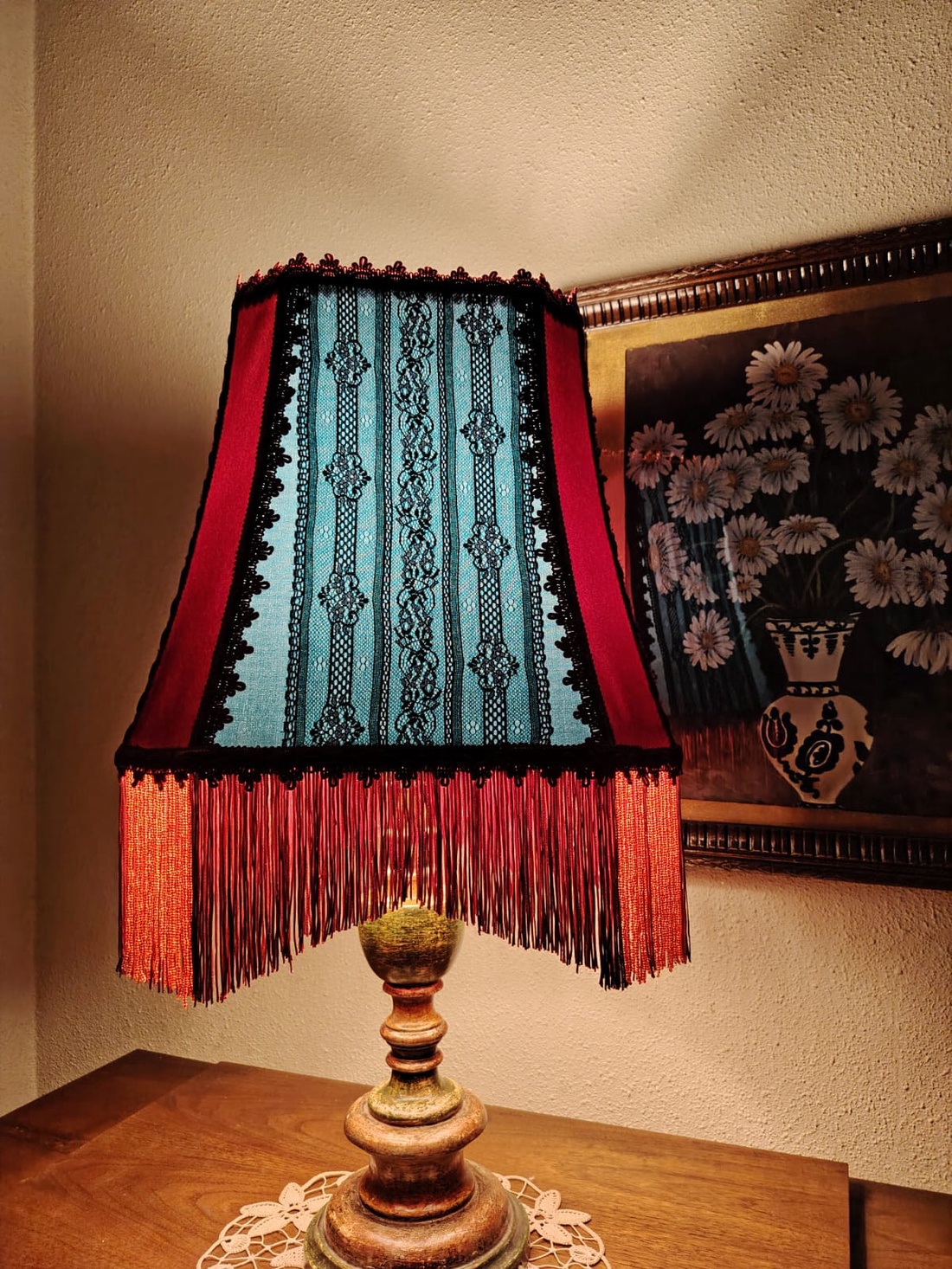 Abajur Victorian rosu/ albastru cu franjuri, catifea si dantela  - casă & stil de viață - lămpi și corpuri de iluminat - lampă de masă - Artynos.ro