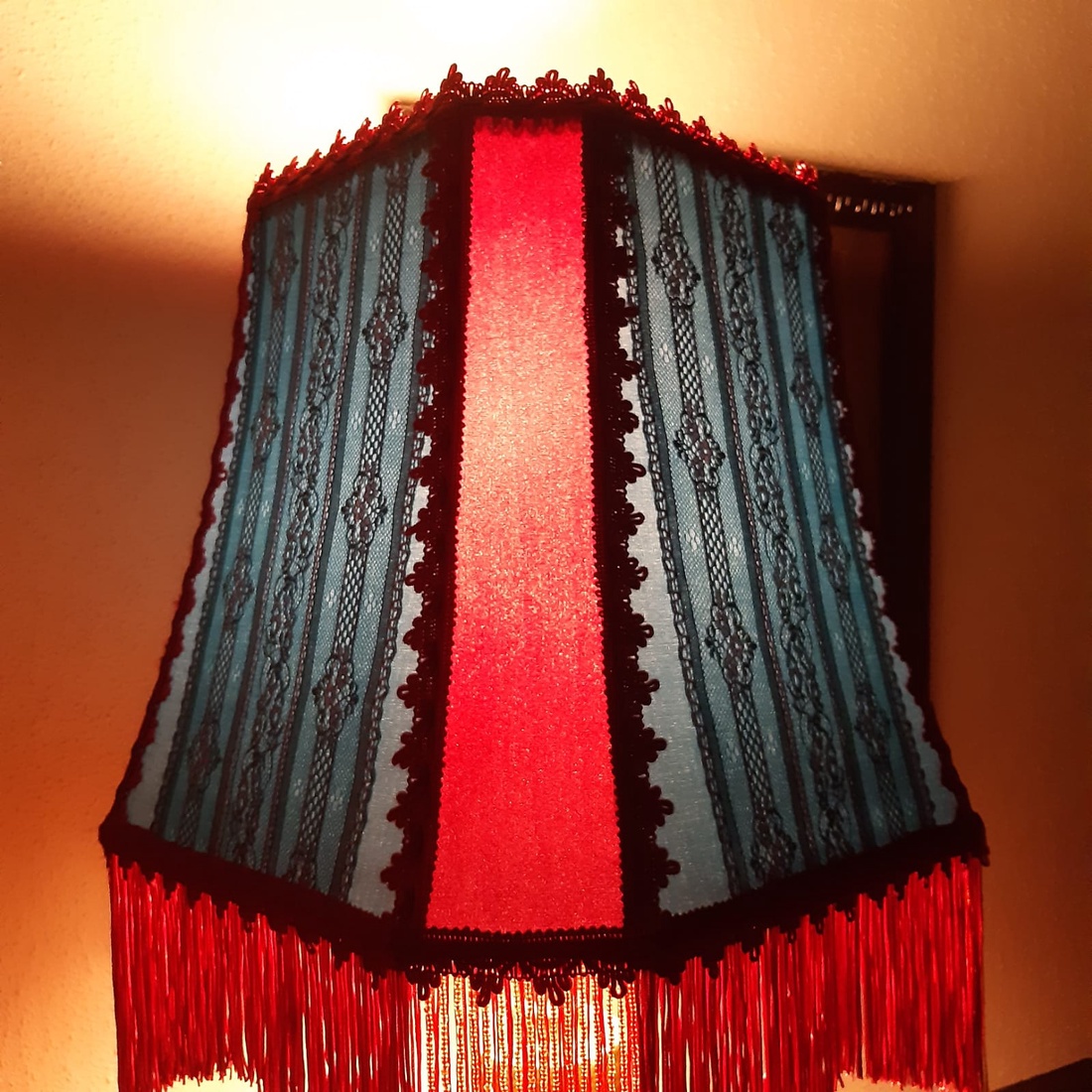 Abajur Victorian rosu/ albastru cu franjuri, catifea si dantela  - casă & stil de viață - lămpi și corpuri de iluminat - lampă de masă - Artynos.ro