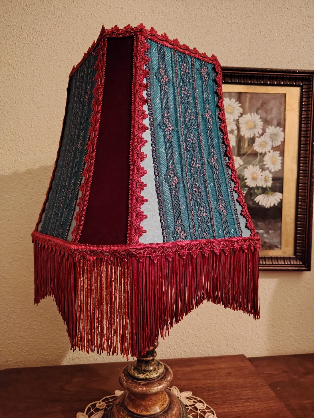 Abajur Victorian rosu/ albastru cu franjuri, catifea si dantela  - casă & stil de viață - lămpi și corpuri de iluminat - lampă de masă - Artynos.ro