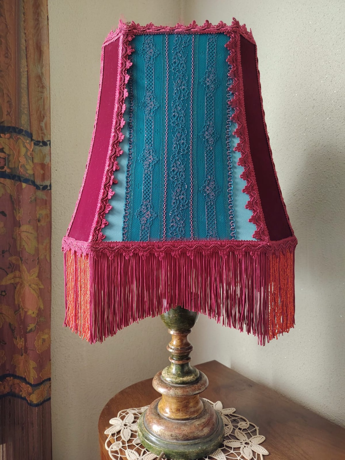 Abajur Victorian rosu/ albastru cu franjuri, catifea si dantela  - casă & stil de viață - lămpi și corpuri de iluminat - lampă de masă - Artynos.ro